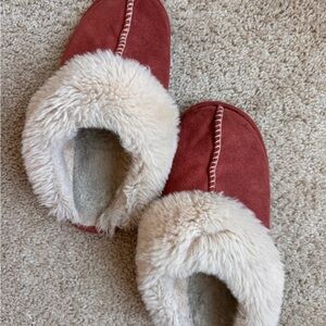 Red Faux Fur Lined Women's Slip-On Suede Slippers Size 9-10 but fit like 8
